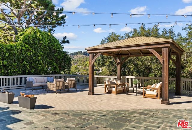 2596 Wallingford Drive, Beverly Hills CA: https://media.crmls.org/mediaz/4c349c0f-c76d-480d-a249-be118ec6f119.jpg