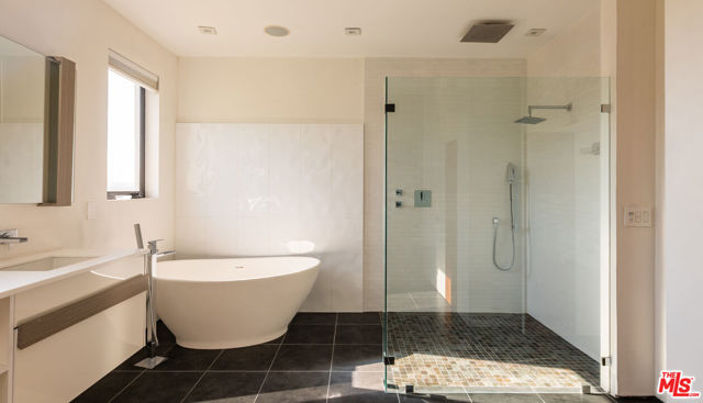 926 N Crescent Heights Boulevard, Los Angeles CA: https://media.crmls.org/mediaz/4c34bd9d-5416-4935-9aa1-b5b99d09b6f5.jpg