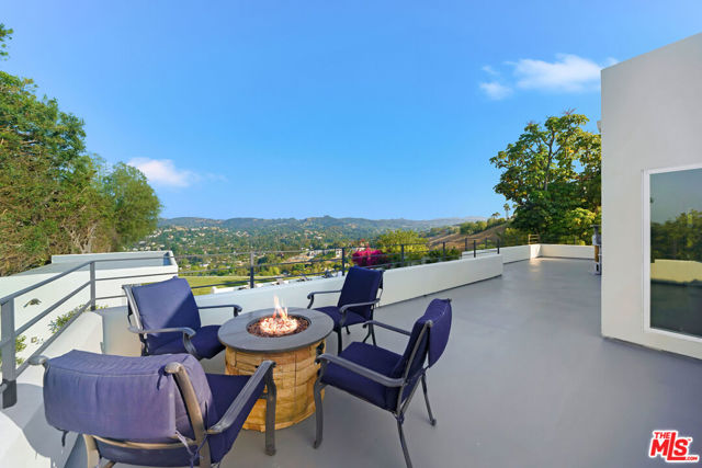 5118 Cerrillos Drive, Woodland Hills CA: https://media.crmls.org/mediaz/4c352282-fc8e-415a-b595-ddae806e5f20.jpg