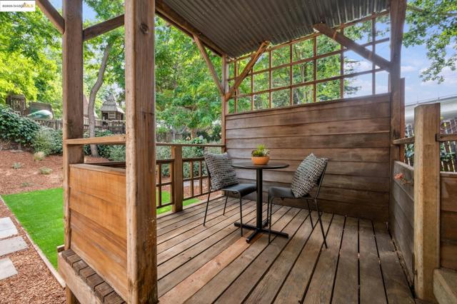 485 Hardy St, Oakland CA: https://media.crmls.org/mediaz/4c3523a5-cadc-4f55-b48c-83685a7b34e2.jpg