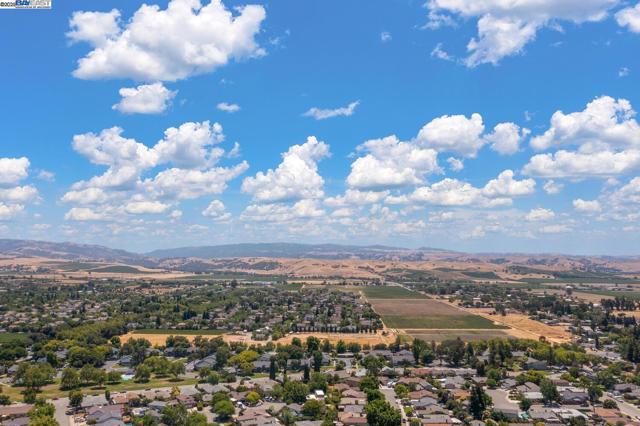 5221 Roxanne Ct, Livermore CA: https://media.crmls.org/mediaz/4c358952-fcf9-45f6-8aee-ea4dc76ee350.jpg