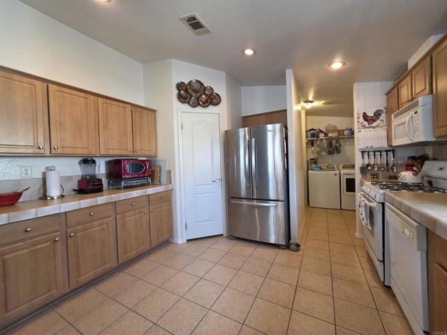 Detail Gallery Image 9 of 31 For 450 E Bradley Ave Spc 144,  El Cajon,  CA 92021 - 2 Beds | 2 Baths