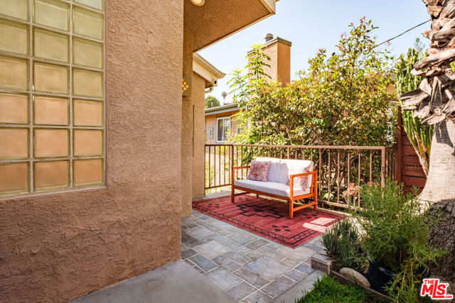 980 Oneonta Drive, Los Angeles CA: https://media.crmls.org/mediaz/4c3691aa-ba47-4206-bc27-bc78f268c436.jpg
