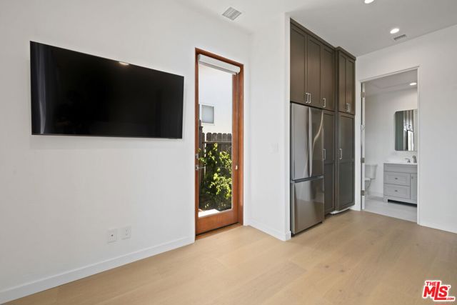 10503 Tennessee Avenue, Los Angeles CA: https://media.crmls.org/mediaz/4c37439f-3643-41f1-83da-df87c880356d.jpg