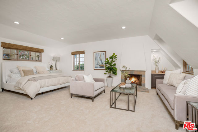 2917 N Poinsettia Avenue, Manhattan Beach CA: https://media.crmls.org/mediaz/4c37d0d6-3288-4e6c-8377-b2d18b5cb492.jpg