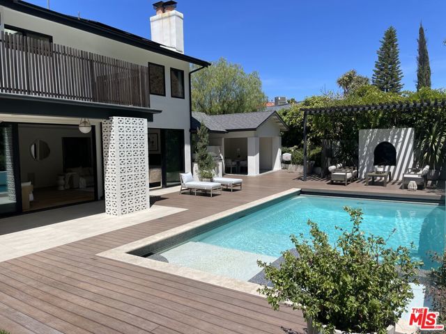 8674 Edwin Drive, Los Angeles CA: https://media.crmls.org/mediaz/4c3939ce-f6cc-409f-9e8c-ec2ebb3b334b.jpg