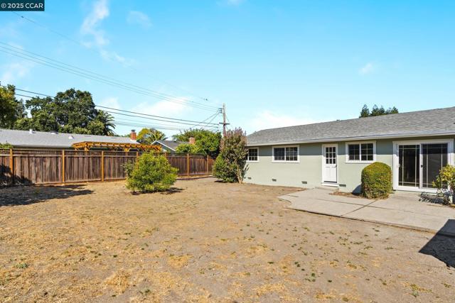 1950 Emerald St, Concord CA: https://media.crmls.org/mediaz/4c3b80e4-a4c6-4d63-b614-9a1917118e1c.jpg