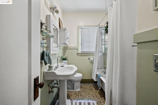 393 43Rd St, Oakland CA: https://media.crmls.org/mediaz/4c3bf38f-cbf4-4033-a1c0-7a5b0bf46372.jpg