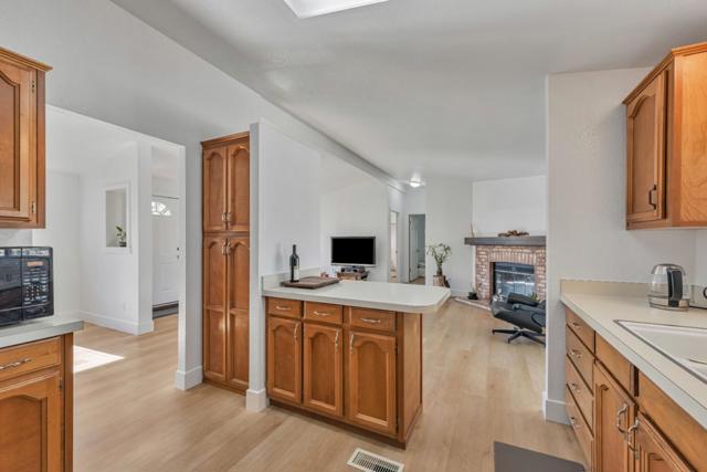 27950 Lancelot Court, Hayward CA: https://media.crmls.org/mediaz/4c3caaba-d25f-4e6c-864d-fac1834cc7ee.jpg