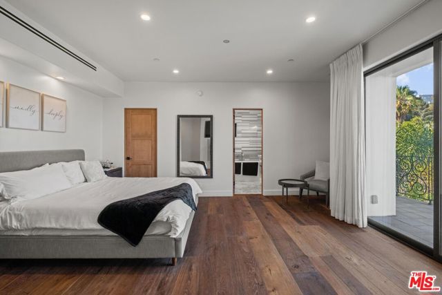 4733 Bonvue Avenue, Los Angeles CA: https://media.crmls.org/mediaz/4c3efeff-ebe8-4455-86c3-d163b4e02605.jpg