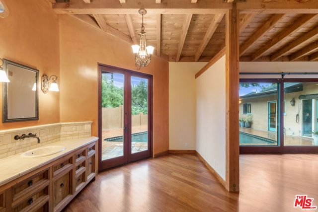 16141 Bayberry Place, Sherman Oaks CA: https://media.crmls.org/mediaz/4c3f0fed-0d6d-4c7e-bdb1-42d80b78c548.jpg