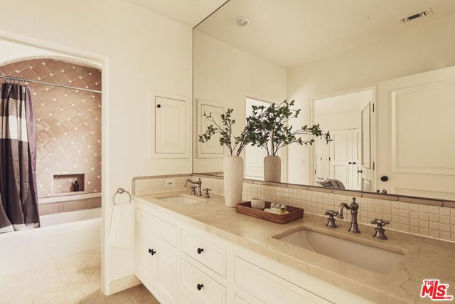 223 24th Street, Santa Monica CA: https://media.crmls.org/mediaz/4c3f1184-0f79-47ad-8d36-b6149cd8fcd2.jpg