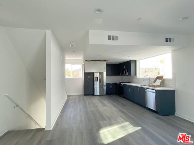 2927 1/2 Denby Avenue, Los Angeles CA: https://media.crmls.org/mediaz/4c4065fe-8716-4a63-a6e0-5254f98ec20b.jpg