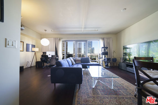 1100 S Hope Street, Los Angeles CA: https://media.crmls.org/mediaz/4c40e66d-df0a-4979-845a-5aa3141ba34d.jpg