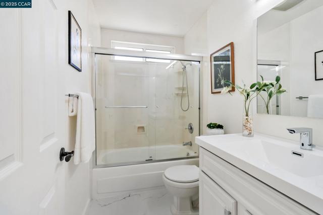 16 Belfast Pl, San Ramon CA: https://media.crmls.org/mediaz/4c40fec6-efa5-47dc-a716-1a8aa7c126e7.jpg