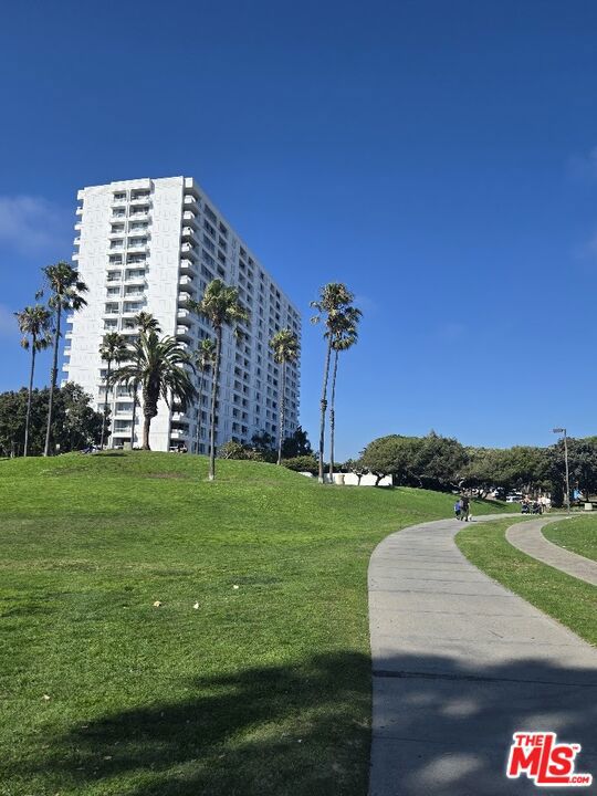 428 Hill Street, Santa Monica CA: https://media.crmls.org/mediaz/4c410548-d9dd-44e6-9e90-e9015df5934d.jpg