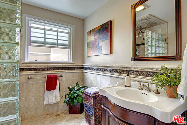 6322 W 78TH Place, Westchester CA: https://media.crmls.org/mediaz/4c41253f-1e45-48ec-ad55-b5e53c59da95.jpg