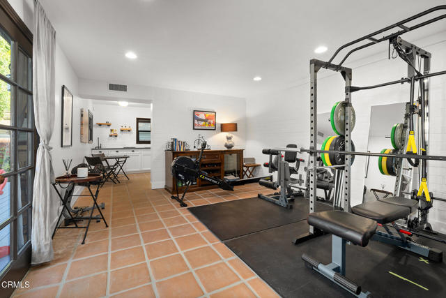 1052 New York Drive, Altadena CA: https://media.crmls.org/mediaz/4c419792-af25-4e12-9829-e9be09bf7d44.jpg