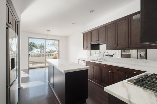 Detail Gallery Image 12 of 36 For 611 Stratford Ct, Del Mar,  CA 92014 - 2 Beds | 3/1 Baths