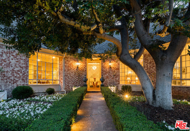 601 Woodruff Avenue, Los Angeles CA: https://media.crmls.org/mediaz/4c42b63b-00e0-4488-bf62-2a3b61040ec9.jpg