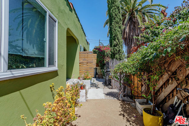 4307 Burns Avenue, Los Angeles CA: https://media.crmls.org/mediaz/4c432112-0666-4f09-9cd1-37846fa9f358.jpg