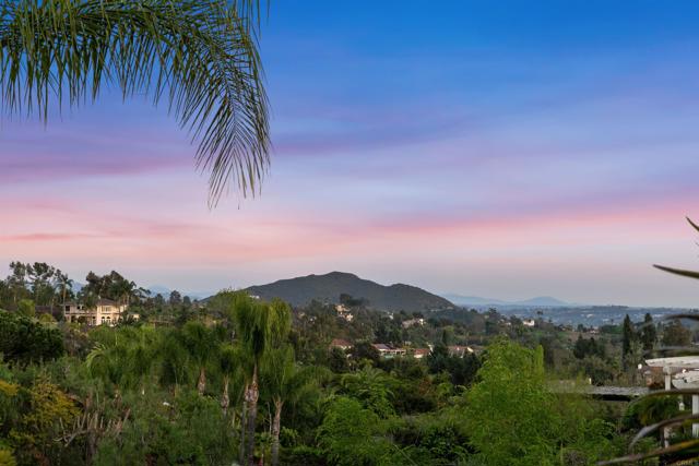 2034 Ridgecrest Place, Escondido CA: https://media.crmls.org/mediaz/4c433bb4-9b71-4537-958f-ce2e97f41662.jpg
