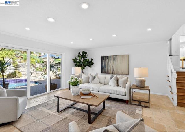 Image 32 of 60 For 976 Richard Ln