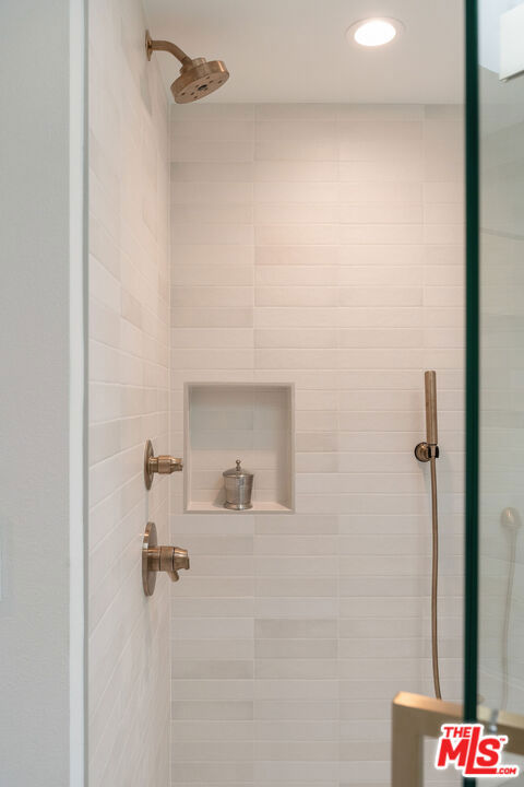 13245 Fiji Way, Marina del Rey CA: https://media.crmls.org/mediaz/4c435bbd-e7cb-4c59-b4da-460a92e69a5b.jpg