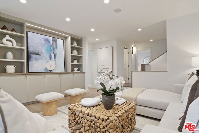 1305 Duende Lane, Pacific Palisades CA: https://media.crmls.org/mediaz/4c439827-a0d3-4006-a67f-493900af01c9.jpg