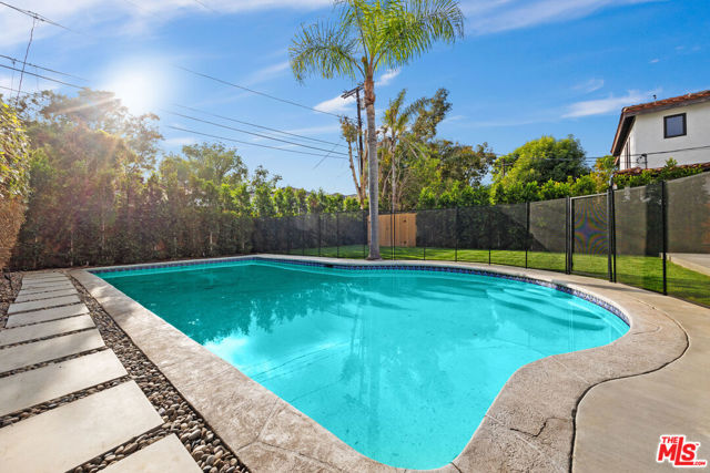 2631 Castle Heights Place, Los Angeles CA: https://media.crmls.org/mediaz/4c44c2b4-02ea-4c78-8782-63419fcf81e6.jpg