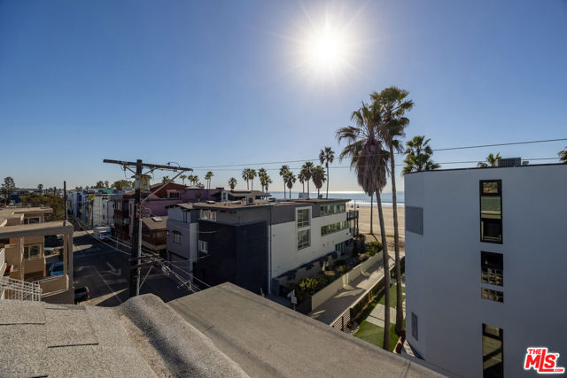11 24th Avenue, Venice CA: https://media.crmls.org/mediaz/4c45309d-11a0-4d29-8d53-672c5356695e.jpg
