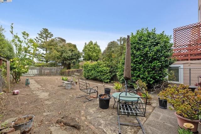 658 30Th Ave, San Francisco CA: https://media.crmls.org/mediaz/4c4596ca-61e3-4843-bef7-c0647c5aaa6f.jpg