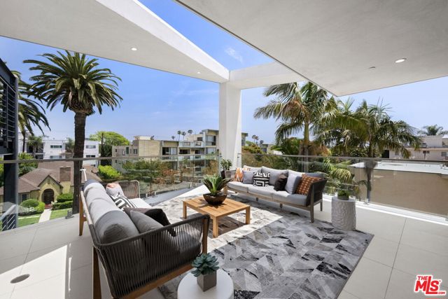 621 N Kings Road, West Hollywood CA: https://media.crmls.org/mediaz/4c4602ac-f854-4c4b-bbeb-2dcb3c883592.jpg