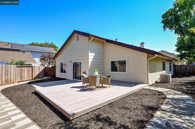 2140 Eastview Pl, Martinez CA: https://media.crmls.org/mediaz/4c46e40e-0d81-46f6-bff3-4b9bc5d77a61.jpg