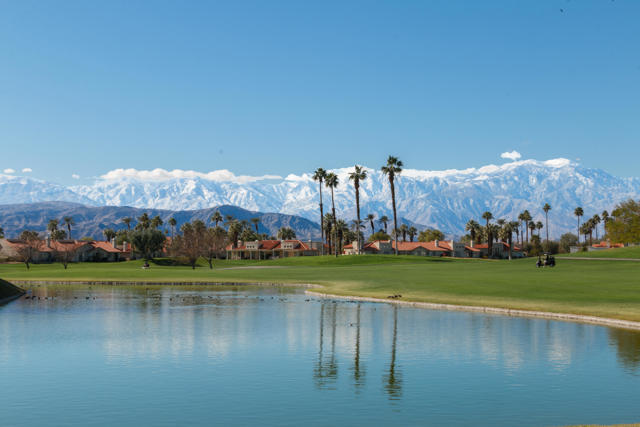 101 Desert Falls Drive, Palm Desert CA: https://media.crmls.org/mediaz/4c4715ff-4a06-41ce-bba5-107a5cb1ee3d.jpg