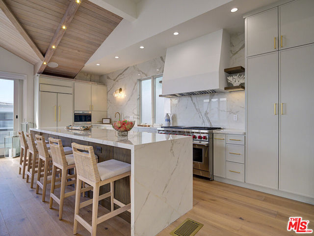209 19th Street, Manhattan Beach CA: https://media.crmls.org/mediaz/4c471a4c-d9eb-4f8e-8c78-efb384f1f5bf.jpg