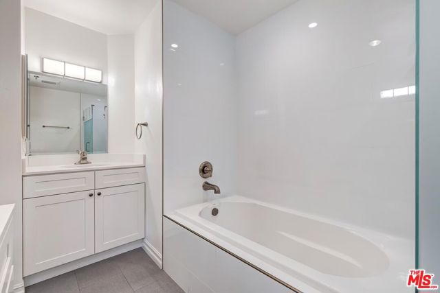 211 CALIFORNIA Avenue, Santa Monica CA: https://media.crmls.org/mediaz/4c47982a-9eaa-4857-88c0-f7dba22d5e30.jpg