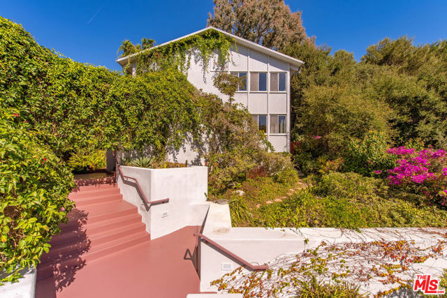16449 Akron Street, Pacific Palisades CA: https://media.crmls.org/mediaz/4c47f0b3-81ed-40d0-87e0-147da0b6d0c2.jpg