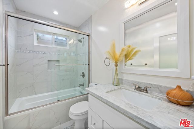 2376 Dewey Street, Santa Monica CA: https://media.crmls.org/mediaz/4c482d77-37c9-4a21-99f3-1dc3fe64a144.jpg