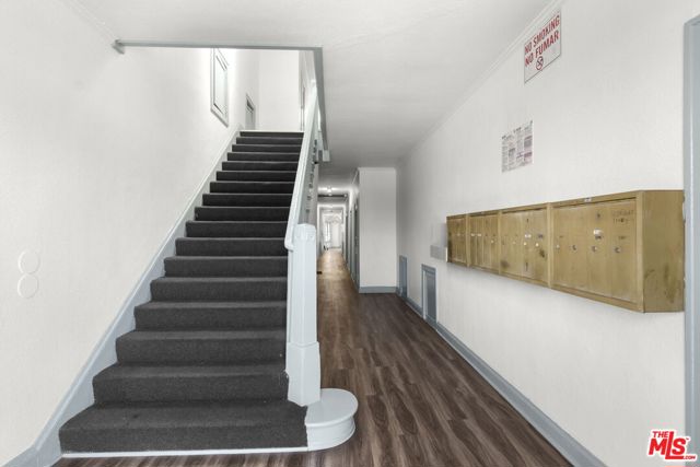 225 W Adams Boulevard, Los Angeles CA: https://media.crmls.org/mediaz/4c4840c9-e223-4f3f-a4e3-f2dff704b450.jpg