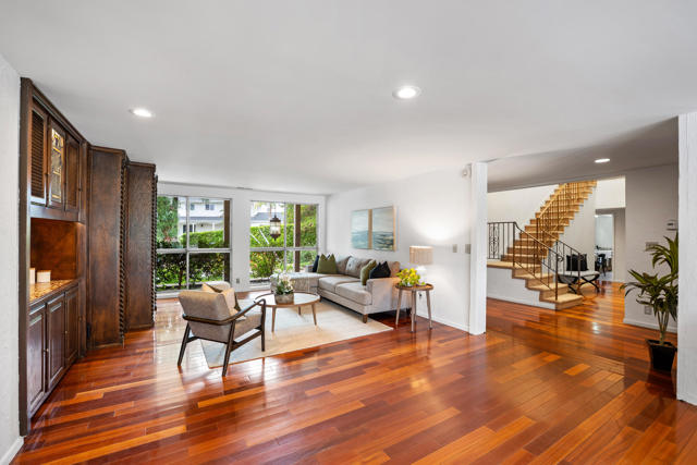 5324 Felice Place, Woodland Hills CA: https://media.crmls.org/mediaz/4c48aa4f-bb8b-4227-88c8-637c47d25a79.jpg