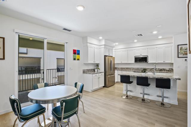 3062 Beaded Mist Walk, Sacramento CA: https://media.crmls.org/mediaz/4c48dbe5-55c1-4c6c-b3a4-0199792aeb7c.jpg