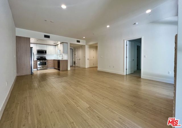 11715 W BELLAGIO Road, Los Angeles CA: https://media.crmls.org/mediaz/4c48f04c-5451-4839-ac02-7cf141f3bc19.jpg