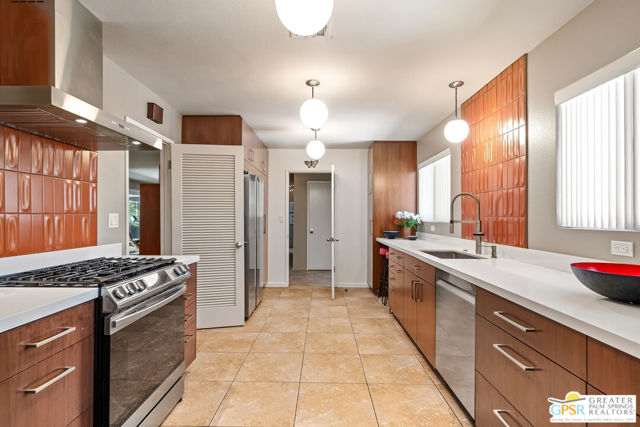 2072 S Bobolink Lane, Palm Springs, CA 92264