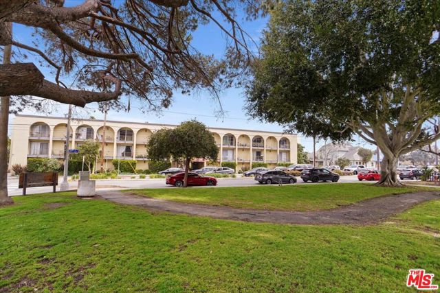 2311 4th Street, Santa Monica CA: https://media.crmls.org/mediaz/4c49a876-7946-42ed-94e8-47a7297d35e6.jpg