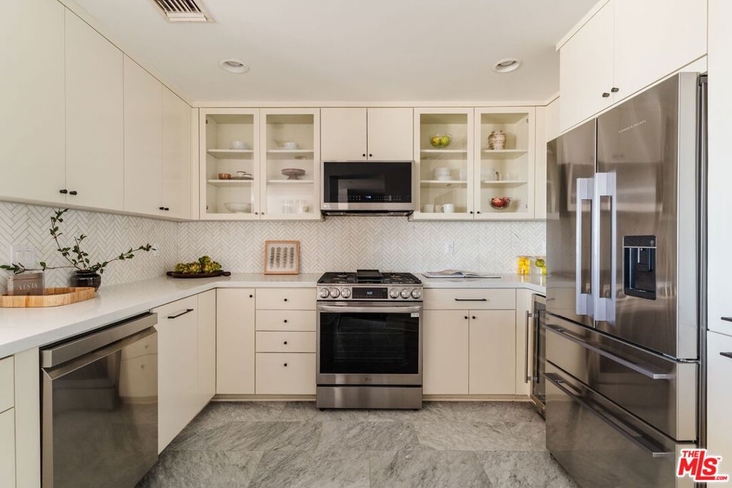 https://media.crmls.org/mediaz/4c49cbf6-492e-4df3-8c6d-86970878d188.jpg?preset=X-Large