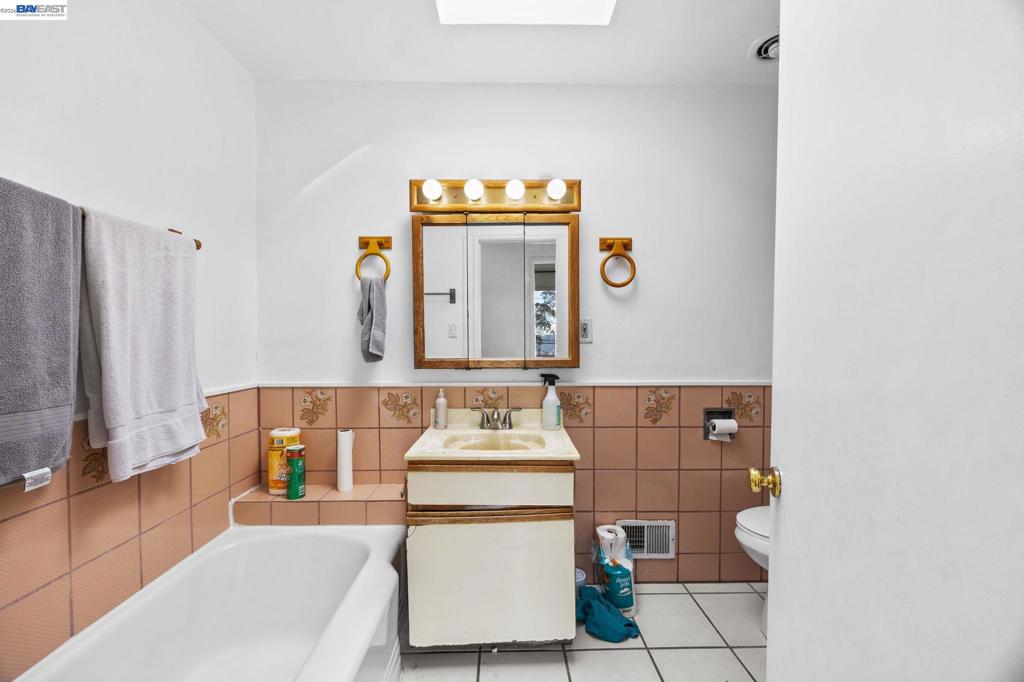 https://media.crmls.org/mediaz/4c4a2375-9f95-4e40-a706-8508e8b359cc.jpg?preset=X-Large