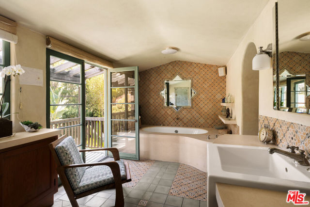 350 N Cliffwood Avenue, Los Angeles CA: https://media.crmls.org/mediaz/4c4abdfb-e7ff-44b8-a06f-abb2224e7fdd.jpg
