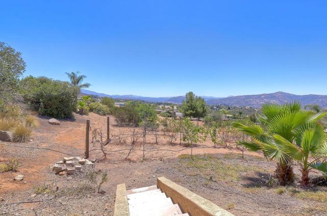 15068 Creek Hills Rd, El Cajon CA: https://media.crmls.org/mediaz/4c4ba39e-74cf-47eb-a04a-5f2c5c36b4a9.jpg