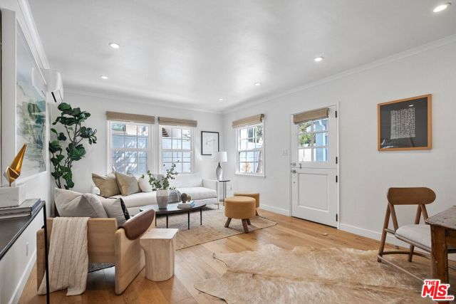3627 Veteran Avenue, Los Angeles CA: https://media.crmls.org/mediaz/4c4c1bda-6f3c-4744-8e69-00f5ed5fffcb.jpg